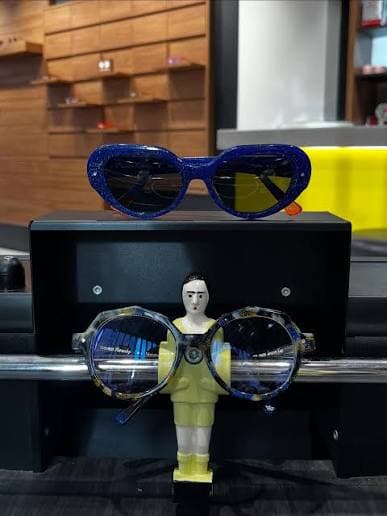 Montures colorées présentées dans la boutique Guy Boutros