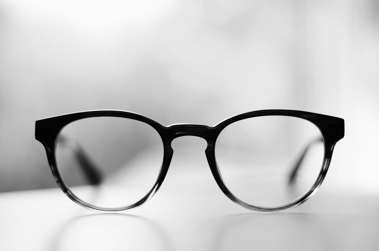 Monture optique noire sur fond clair