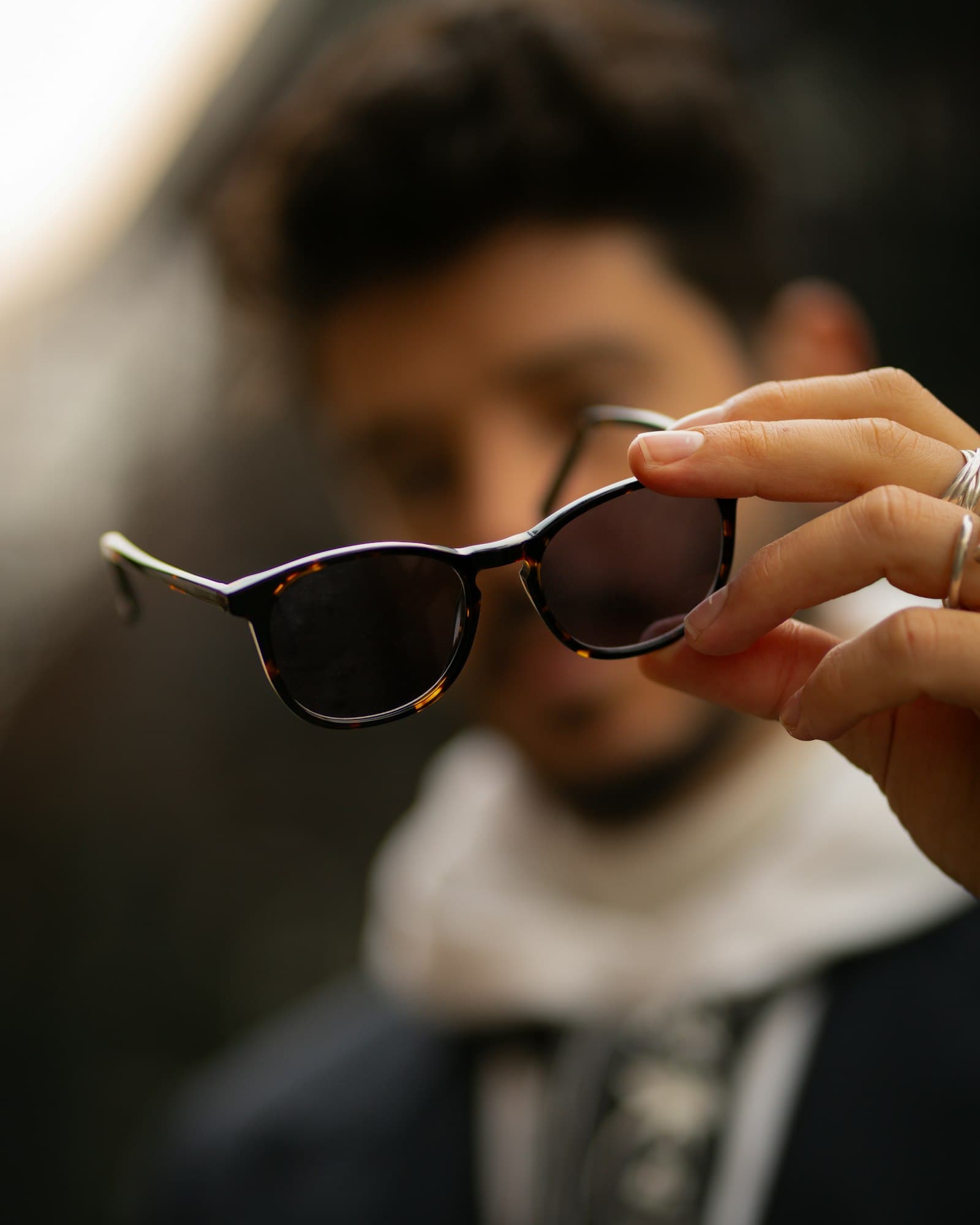 Paire de lunettes de soleil tenue à la main