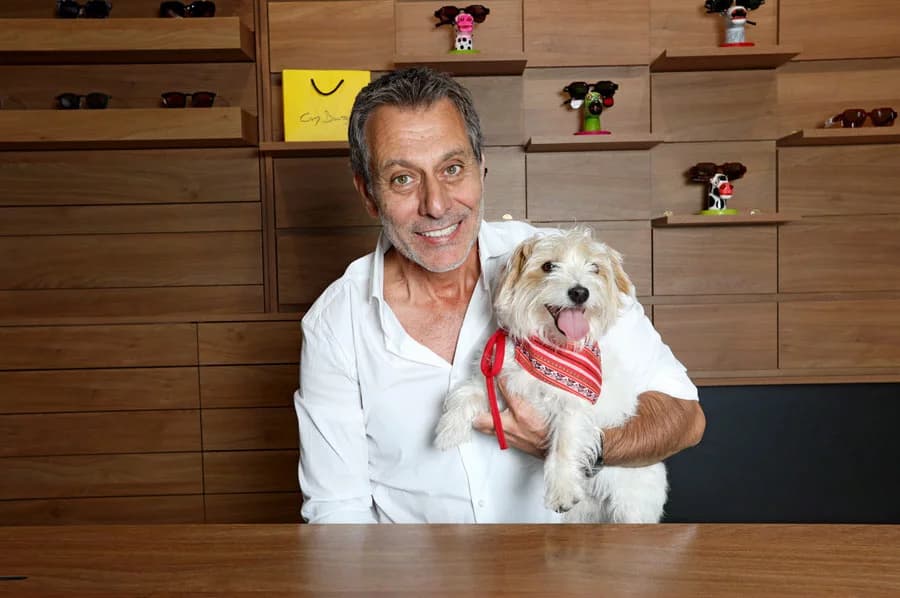 Guy Boutros dans sa boutique parisienne